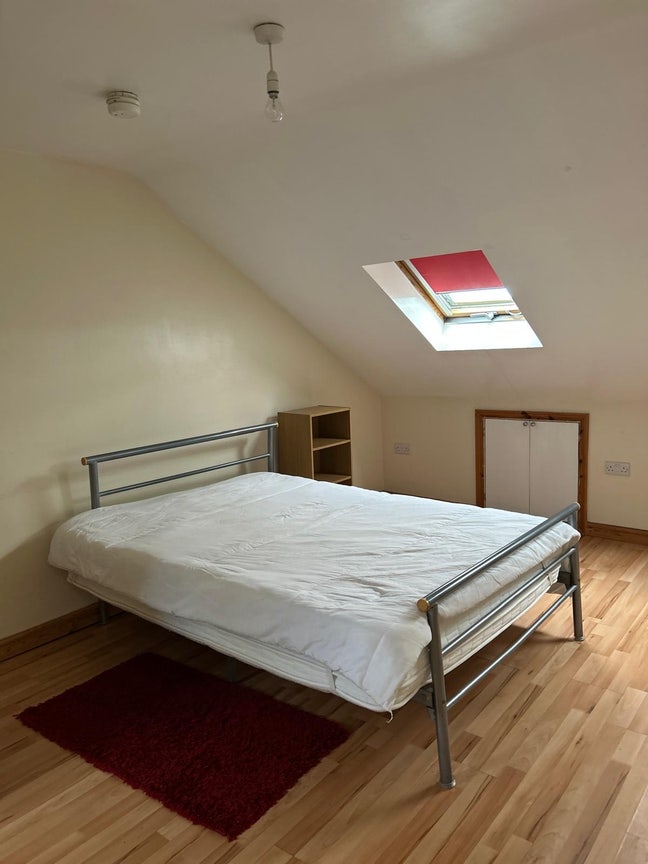 * Large  Room with Ensuite on Quiet Rd. Bills inc* Main Photo