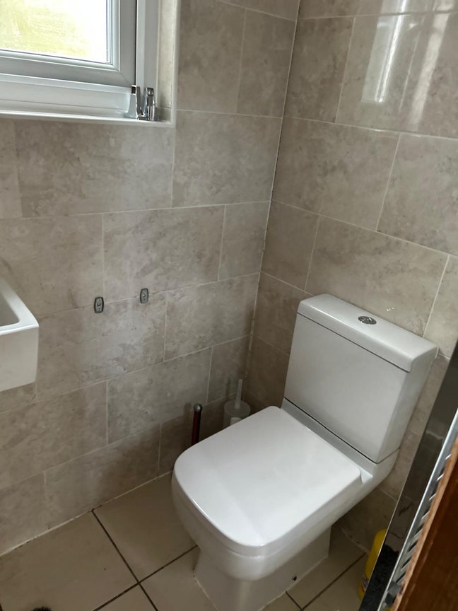 * Large  Room with Ensuite on Quiet Rd. Bills inc* Main Photo