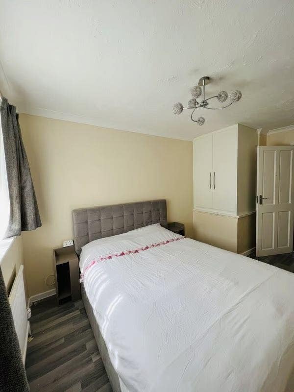 Spacious Fully Furnished Room in SL2 Main Photo