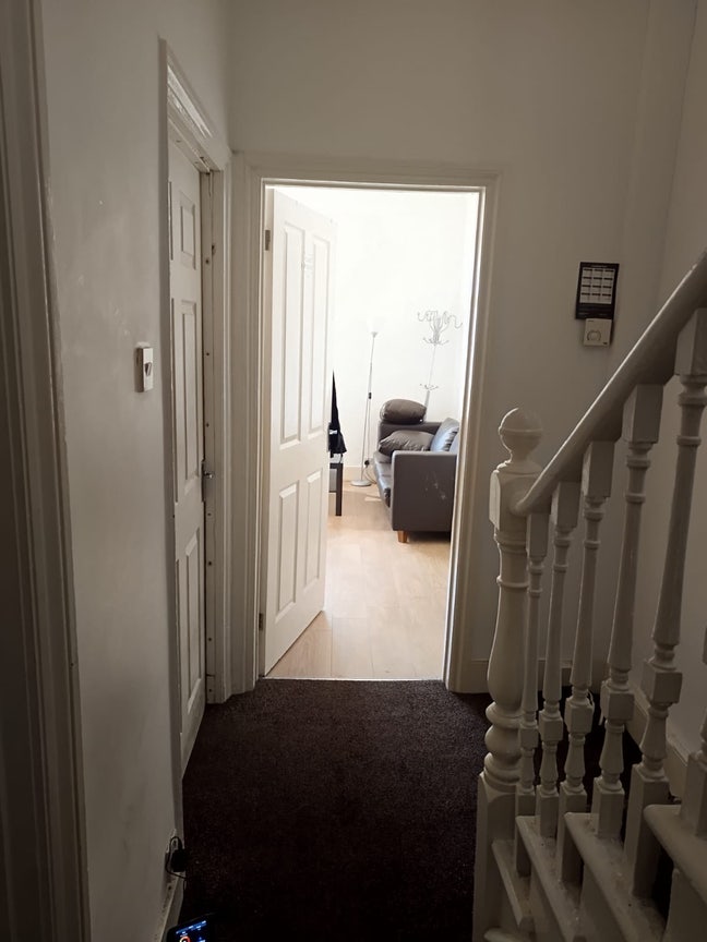 Double room available in 3 bed flat  Main Photo