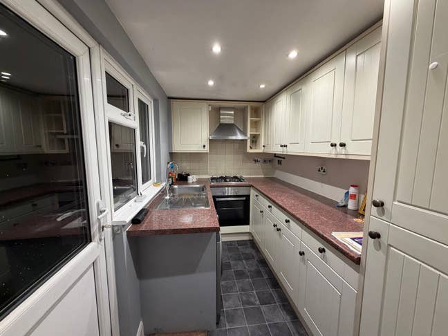 Modern 3-Double Bedroom House In Chessington Main Photo