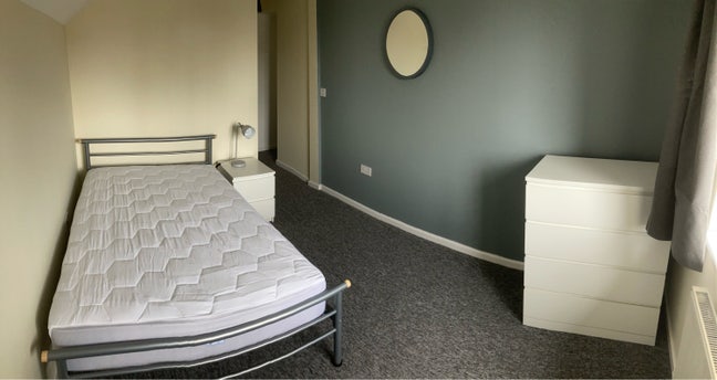 Gorgeous bedroom available in Whitecross. Main Photo
