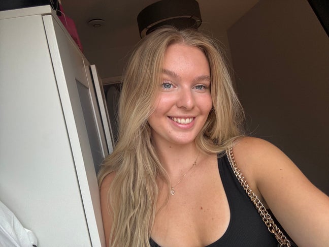 I am a professional female aged 21. I am look... Main Photo