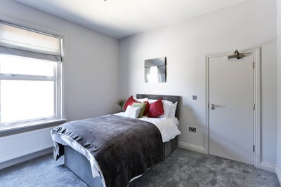 Garden facing Double en-suite bedroom Main Photo