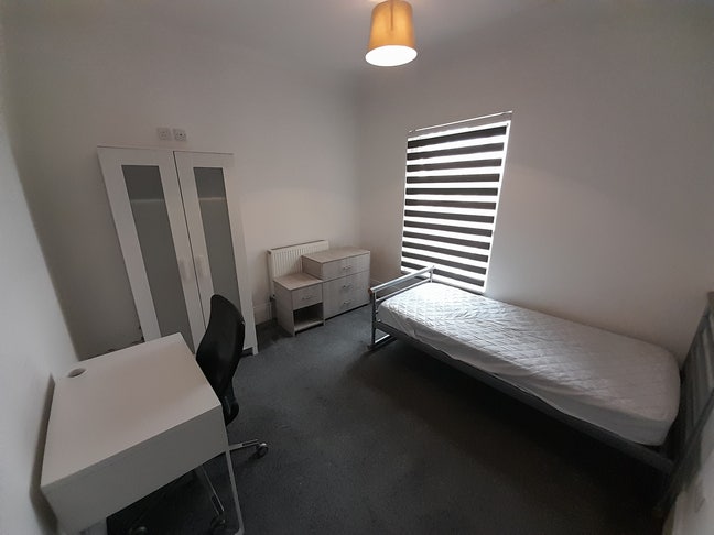 Single room in modern shared house Main Photo
