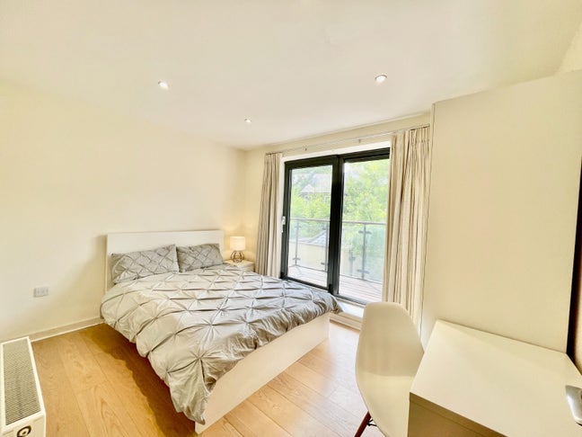 2 Quality Rooms near Camden Town | Balcony Main Photo