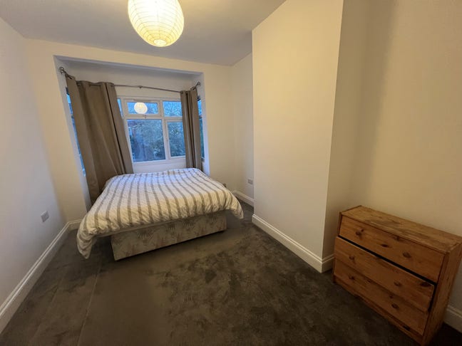 Spacious Double Room Available for Rent Main Photo