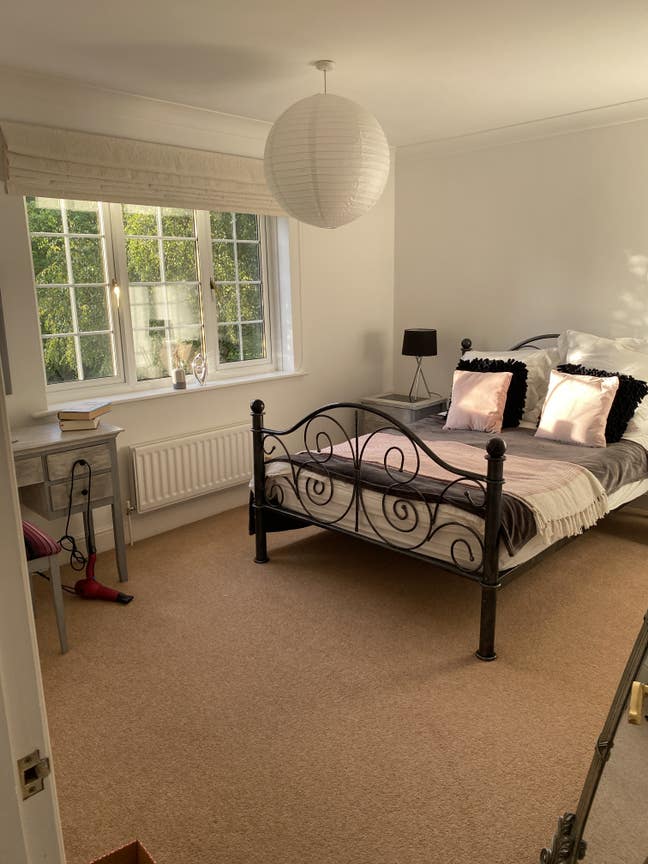 Double Bedroom with separate bathroom Main Photo