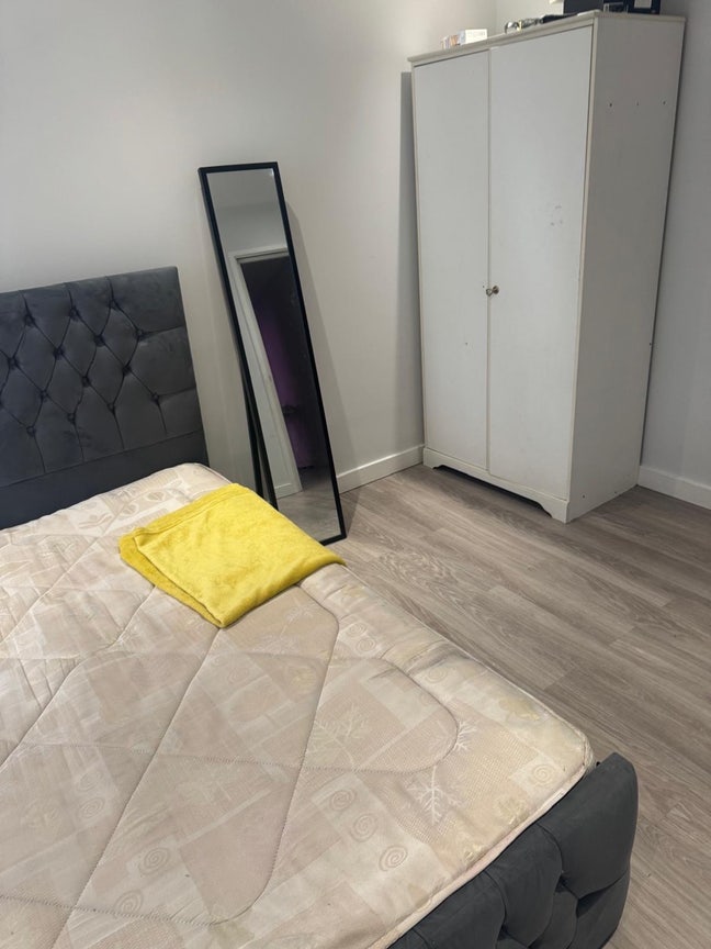 Large one bedroom  in a three bedroom flat Main Photo