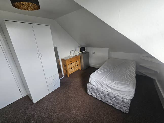 Single Room Main Photo