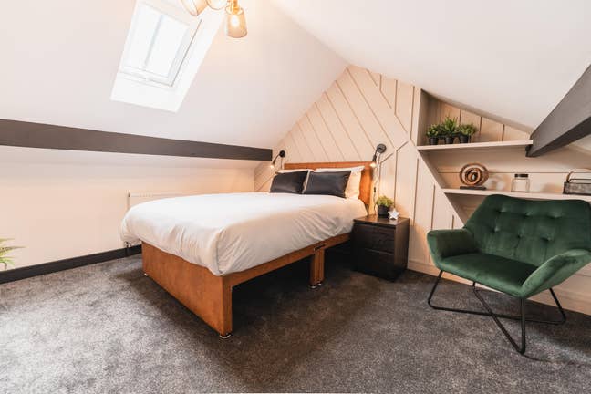 NEW Large High Quality Bedroom with En-suite Main Photo