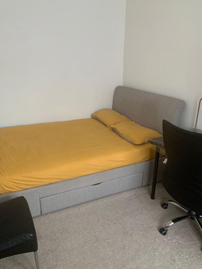 Spacious double room to rent  Main Photo