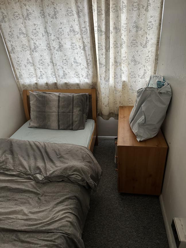 Room available for female only Main Photo
