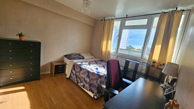 Spacious double room in a friendly flatshare Main Photo