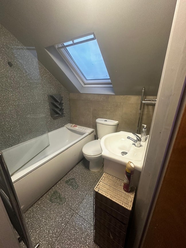 Studio Room to Let – East Ham Main Photo