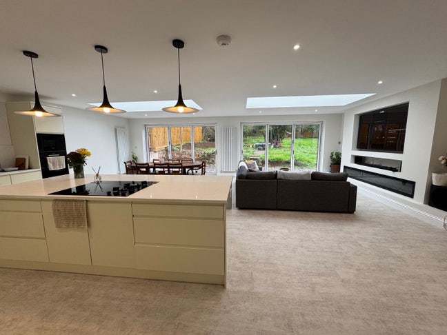 Room in detached house Main Photo