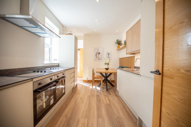 Luxury En-Suite for Couples! No Deposit Option Main Photo