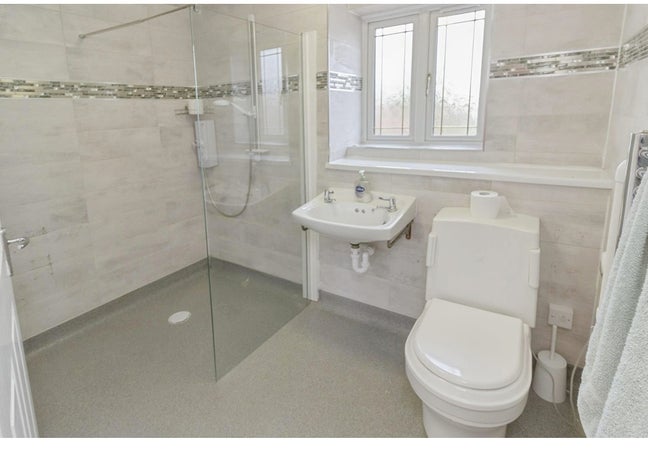 Spacious 5 bed House  Main Photo