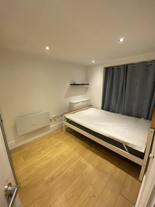 2 great rooms right in the centre  Main Photo