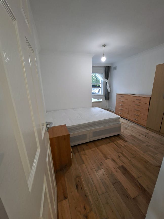 Spacious room wt own shower and huge gym beside Main Photo