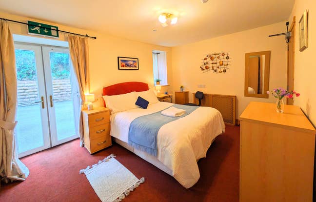 Es double rooms, ex-hotel nr town centre Main Photo