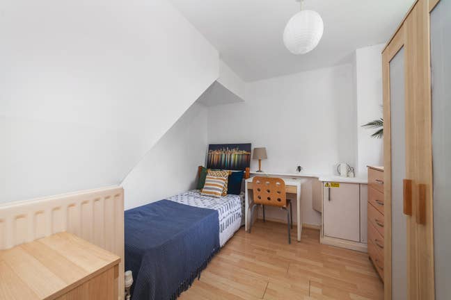 Spacious Double Room | Couples Accepted ⭐⭐ Main Photo