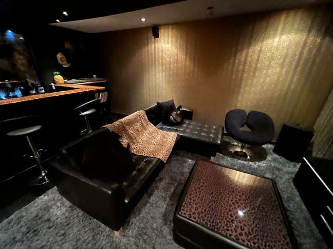 Large Bedroom With Private Bathroom & Cinema Room Main Photo