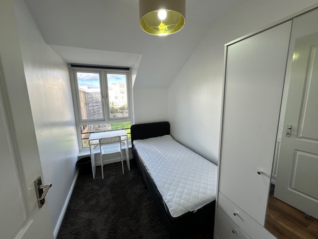 Single Room Available In Shared House Main Photo