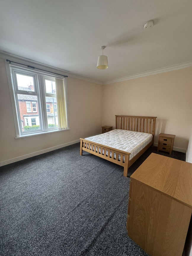Double bed room in prime heaton area Main Photo