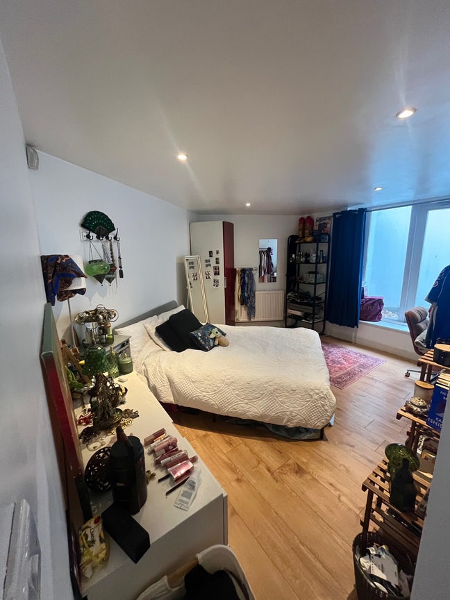 Large double room in beautiful Bermondsey flat Main Photo