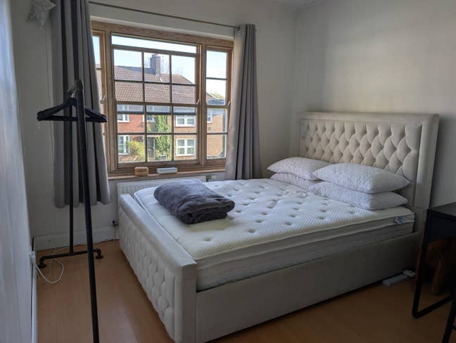 Bright Double Room in Clean, Calm North Lnd Home Main Photo