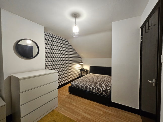 Bright double room in central Hammersmith Main Photo