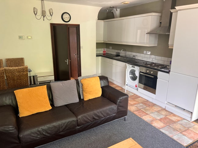 Beautiful, spacious two bedroom flat Main Photo