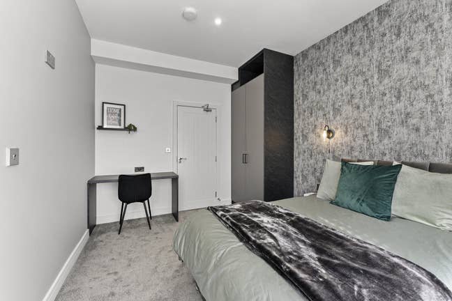 Private Parking and Bills Inclusive - Burton Road Main Photo