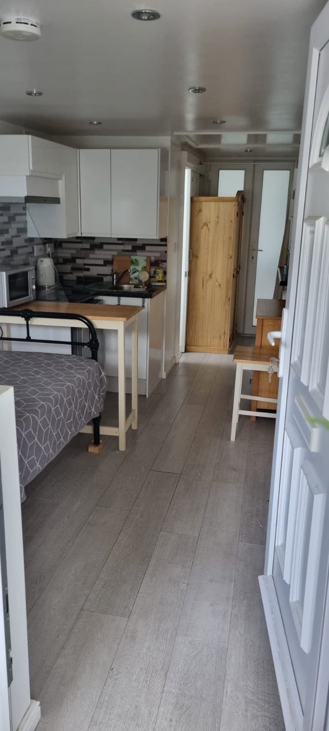 Single studio to rent with own door Main Photo