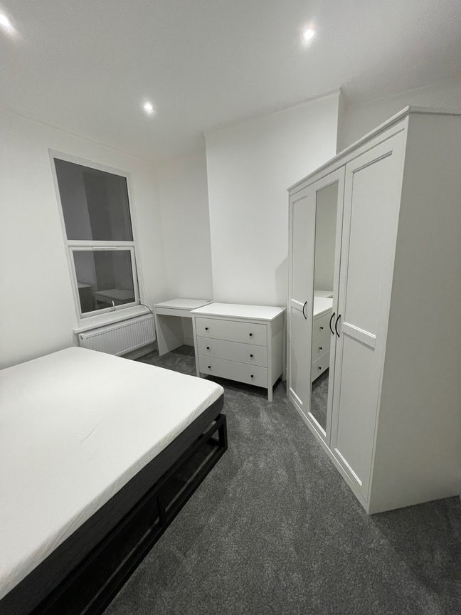 Spacioud and modern single room Main Photo