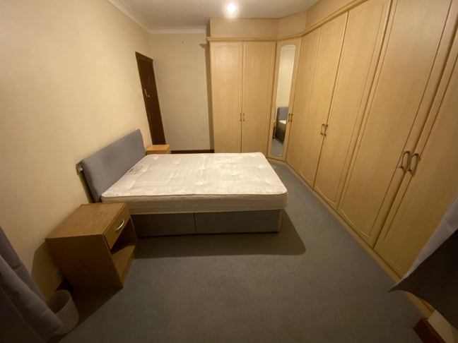 Large Double Room at Eltham! Main Photo