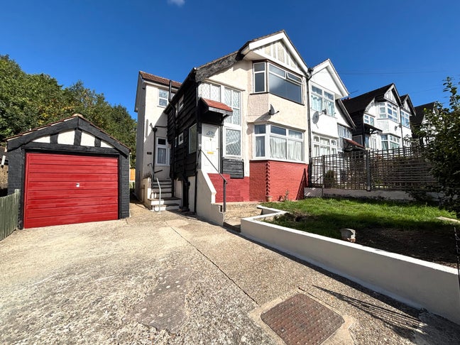 2 Bed - 1st Floor Maisonetter with Garage Main Photo