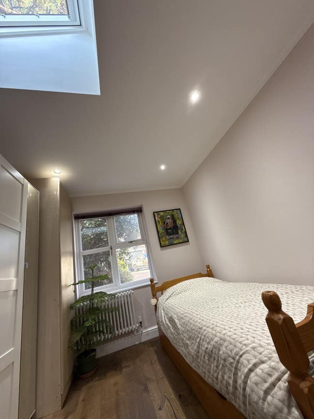 Cozy corner room in a peaceful neighbourhood  Main Photo