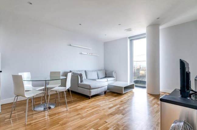 Modern 2-Bed Flat with Balcony in Canary Wharf Main Photo