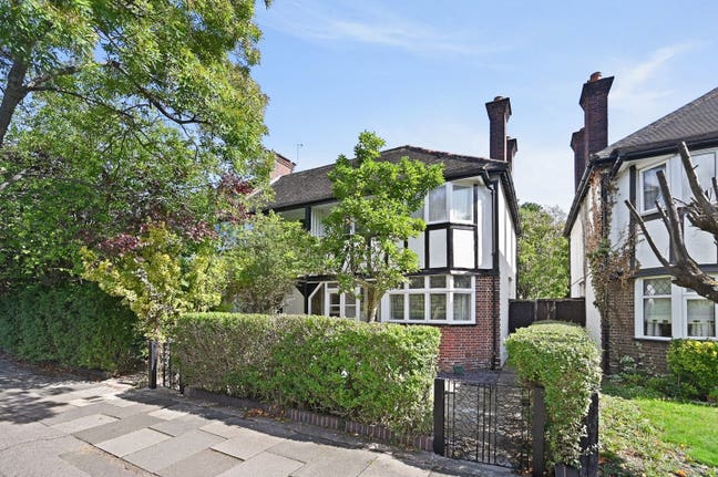 Spacious Whole 4 Bedroom Home With a Large Garden Main Photo