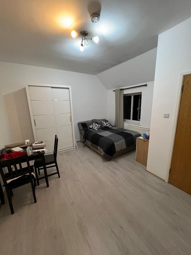 En-suite in shared house let in NW10  Main Photo