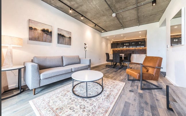 Large En-Suite room with a large living room Main Photo