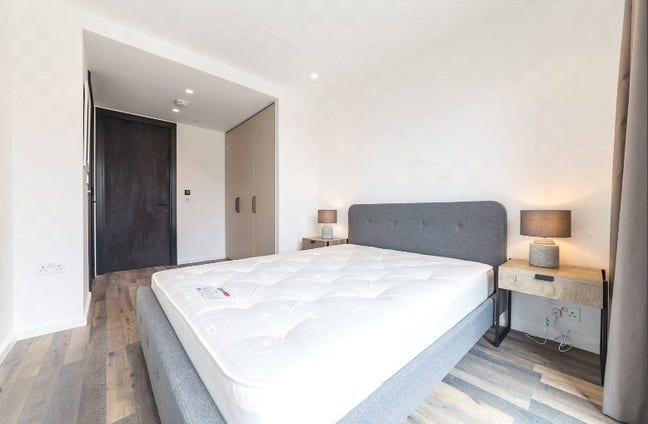 Large En-Suite room with a large living room Main Photo