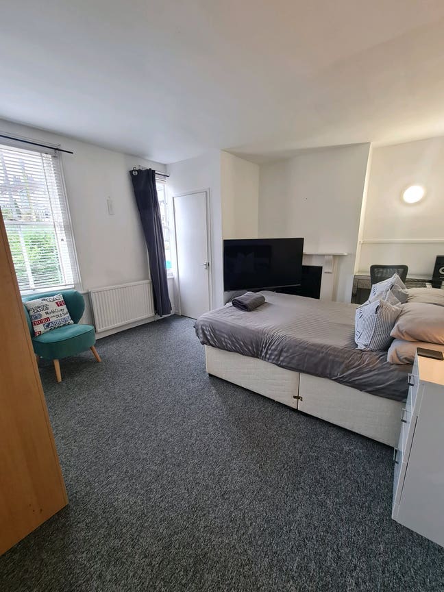 Spacious Town House Main Photo