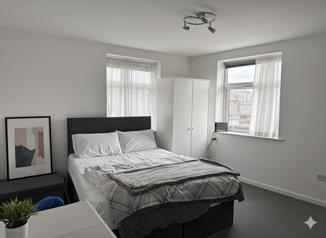 Bright double bedroom - good for 1 or 2 persons  Main Photo