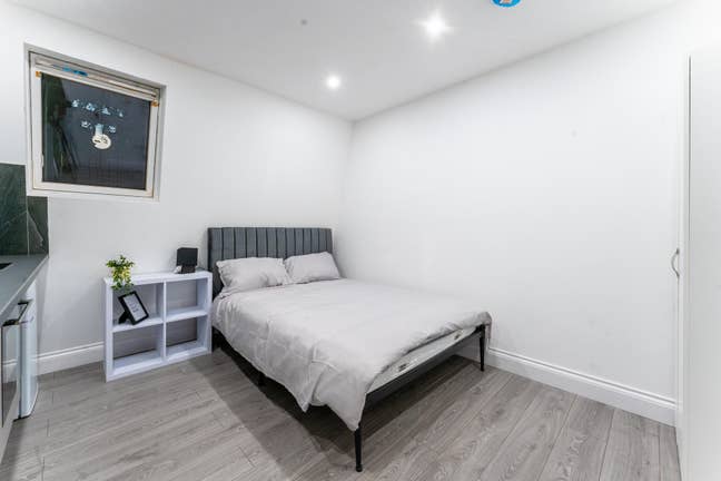 Elephant and Castle*Studio Available Immediately Main Photo