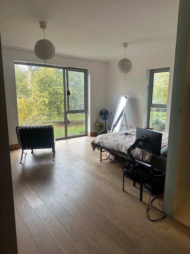 Large bedroom with ensuite sublet available  Main Photo