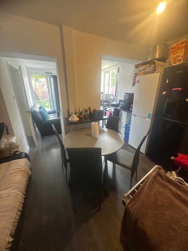 2 bedroom available supported accommodation / new Main Photo