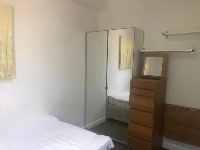 Ensuite Room Available in E16 3AE- £900 PCM Main Photo
